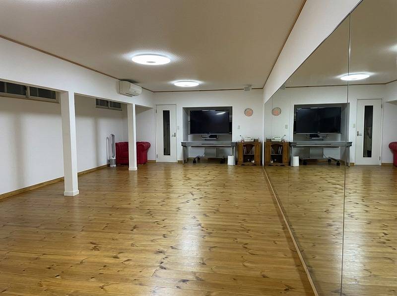 1Fスタジオ - 大型鏡・音響設備完備のダンス・レッスン空間